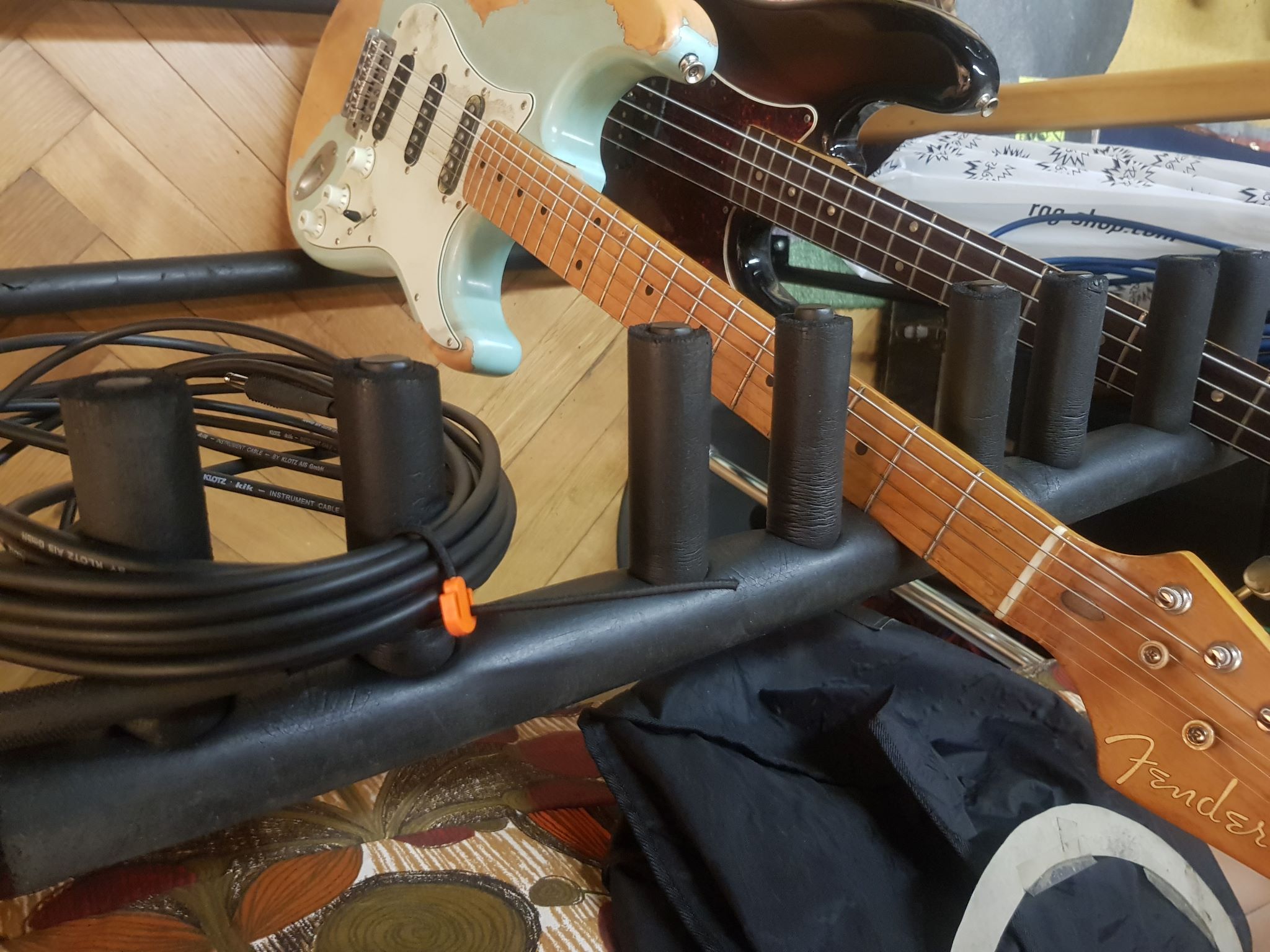 Die Gitarre und ihr Kabel
